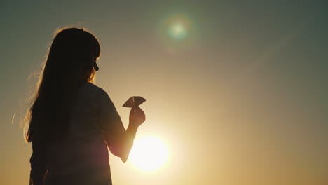 silueta de niña jugando con avión de juguete al atardecer niño sueña con conceptos de viaje 4k vid