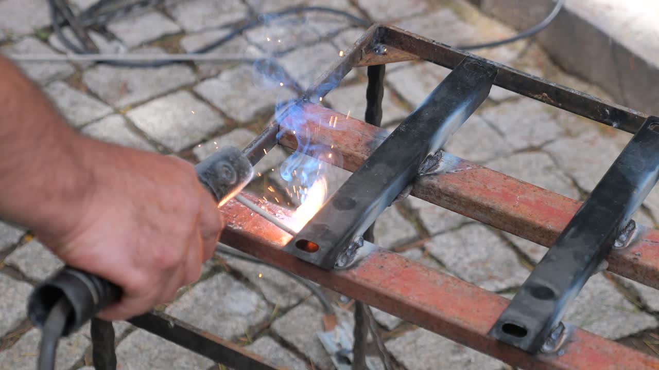 금속 프레임에서 작업하는 용접기