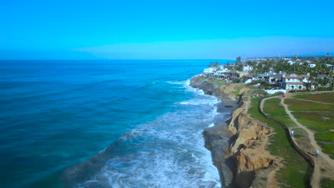 Toma-De-Drones-De-La-Costa-De-Carlsbad-En-Un-Hermoso-Día-Soleado-Con-Acantilados-Y-Olas