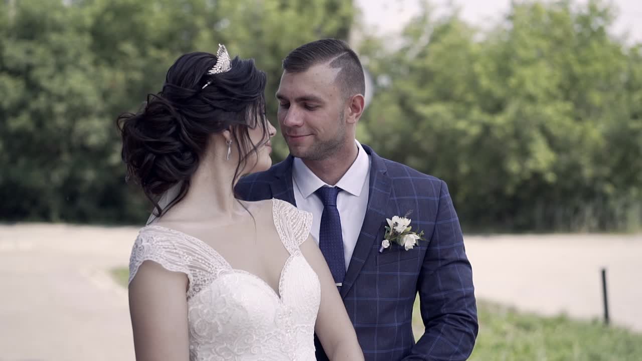 Slowmotion af smilende forlovede, der krammer vidunderlig ung kvinde