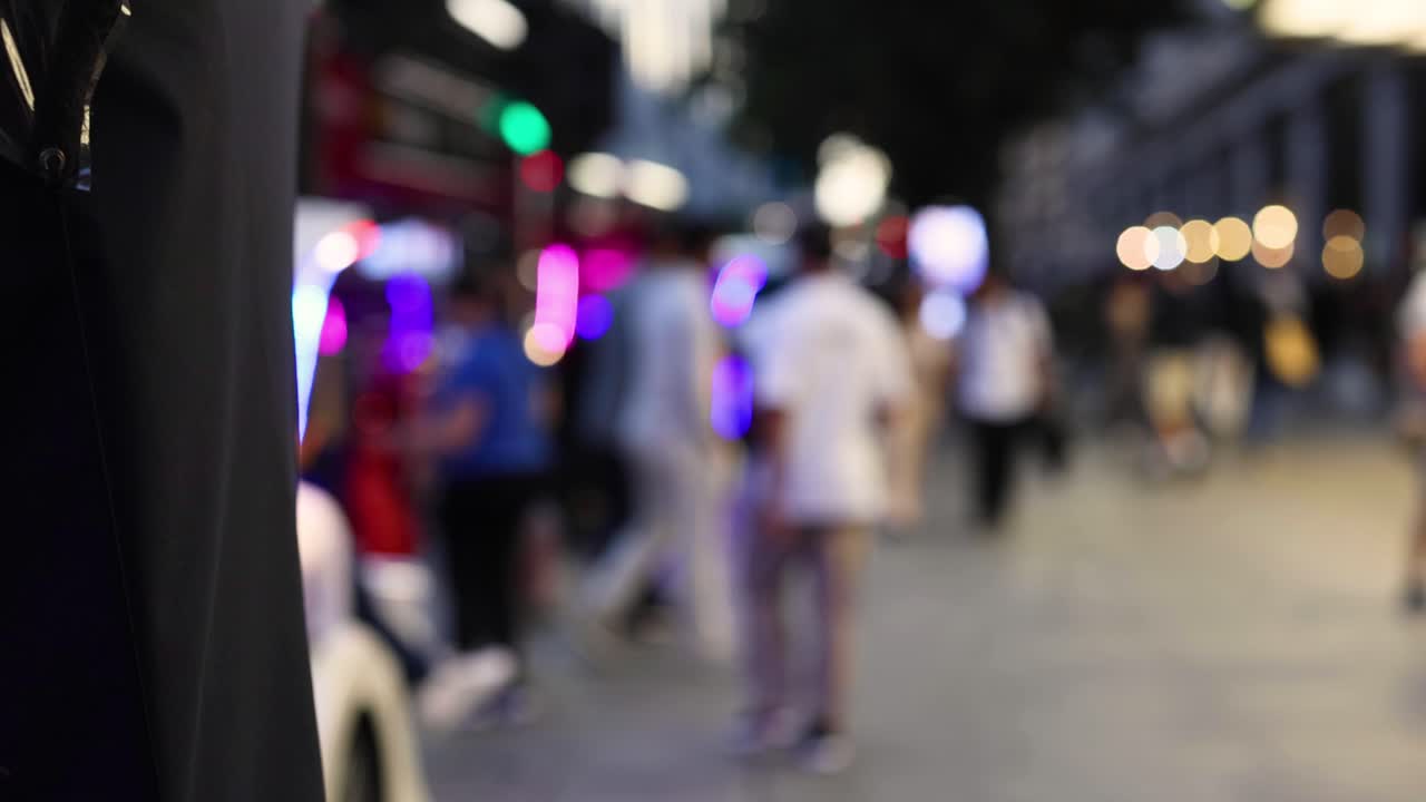 활기찬 조명 과 사람 들 으로 가득 찬 거리