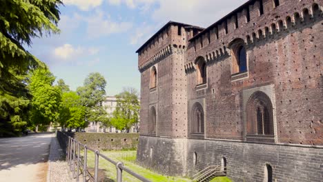 detalles del antiguo castillo medieval sforzesco, día soleado y nubes, milán, italia