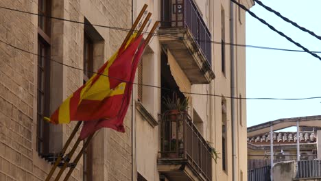 Mano-De-Las-Banderas-Catalanas-Y-Españolas-Ondeando-Juntas