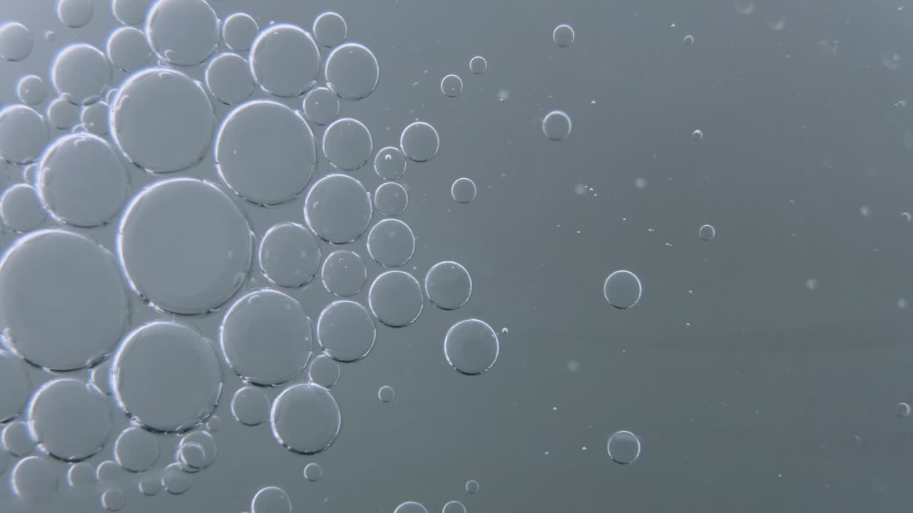 물 배경에 거품 기름