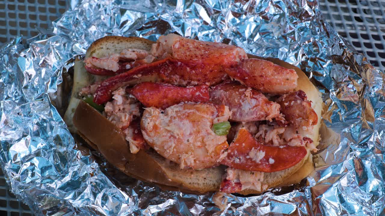 Sandwich Lobster Roll su carta stagnola 1