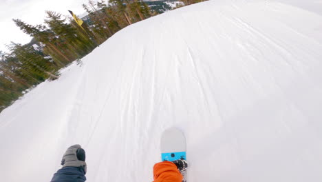 Tiro-Pov-De-Snowboarder-Bajando-Una-Montaña