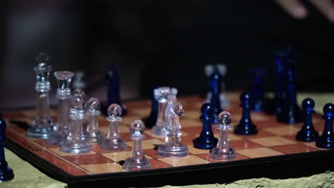 vista cinematográfica de un tablero de ajedrez con juego de ajedrez de vidrio