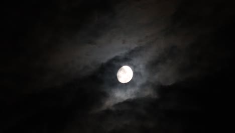 la luna nublada