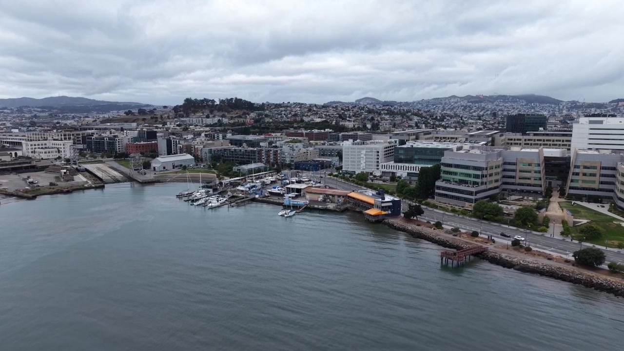 Dronevideo tallentaa modernin ranta-alueen liikekeskustan, ryppäinä olevat venesatamat ja mäkisen kaupunkialueen San Franciscossa, luoden dynaamista, elokuvallista ilmakuvaa. Lähennyskuva dronella.