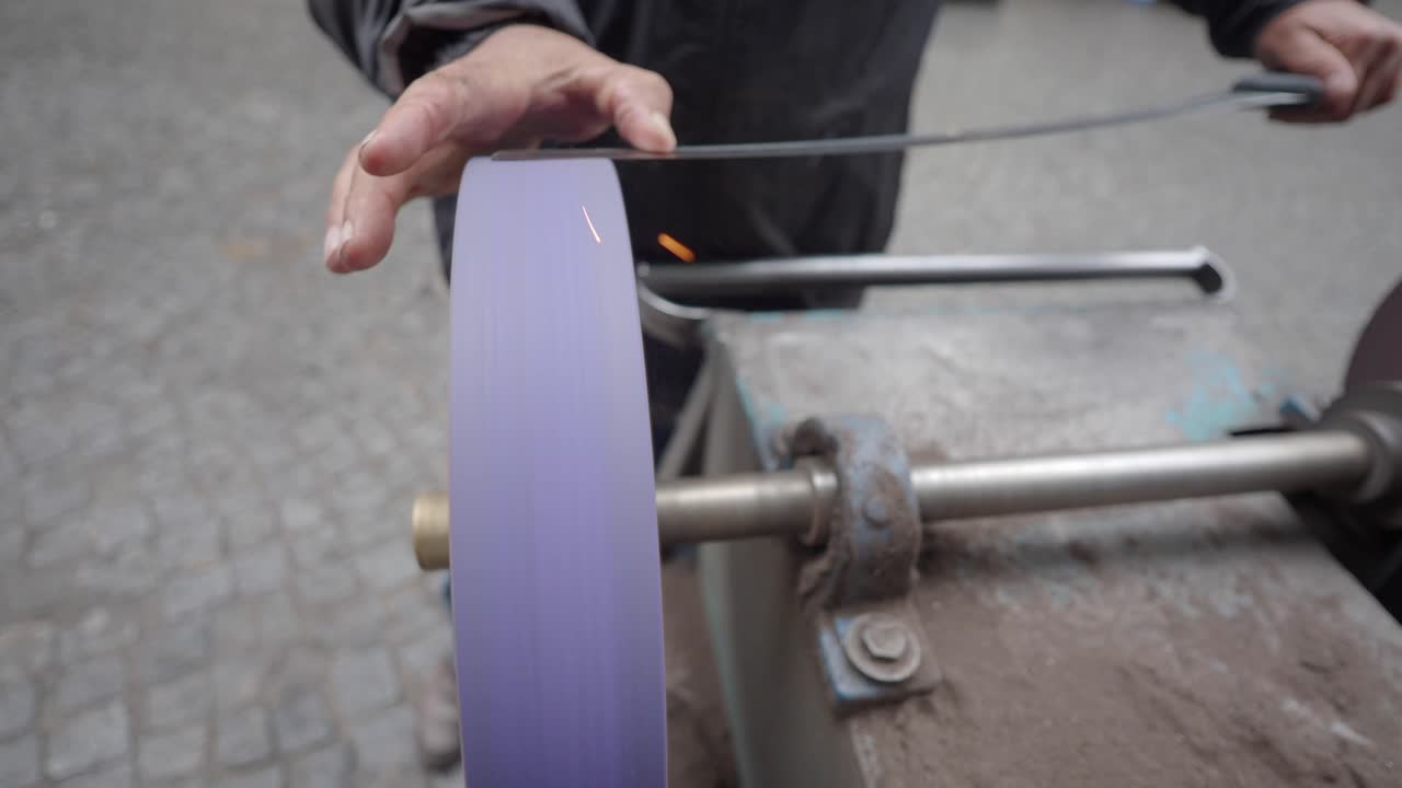 уличный продавец, настраивающий нож.