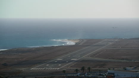 Flugzeug-Landet-Auf-Dem-Flughafen