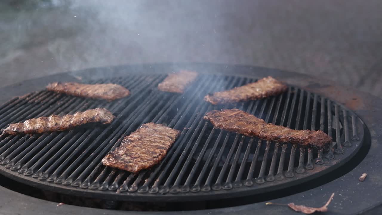 둥근 그릴에 긴 스테이크