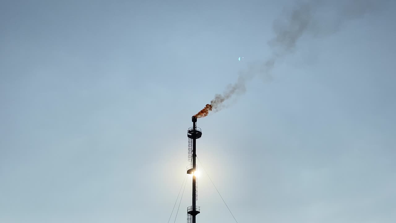 불타는 가스 플레어 산업에 의해 방출된 굴뚝, 맑은 하늘, 축소