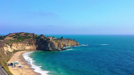 Aufsteigendes-Drohnenvideo-Von-Laguna-Beach-In-Kalifornien