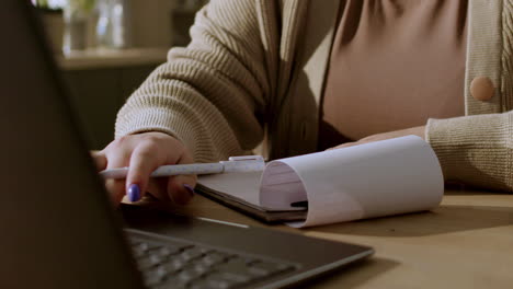 mujer joven trabajando en casa