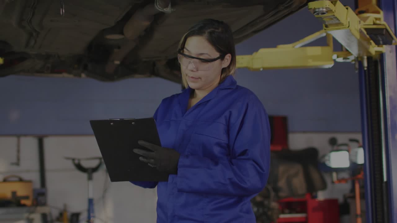 Mecánico iniciando diagnóstico de vehículo en taller de reparación de automóviles con superposición de código y barrido láser rojo.