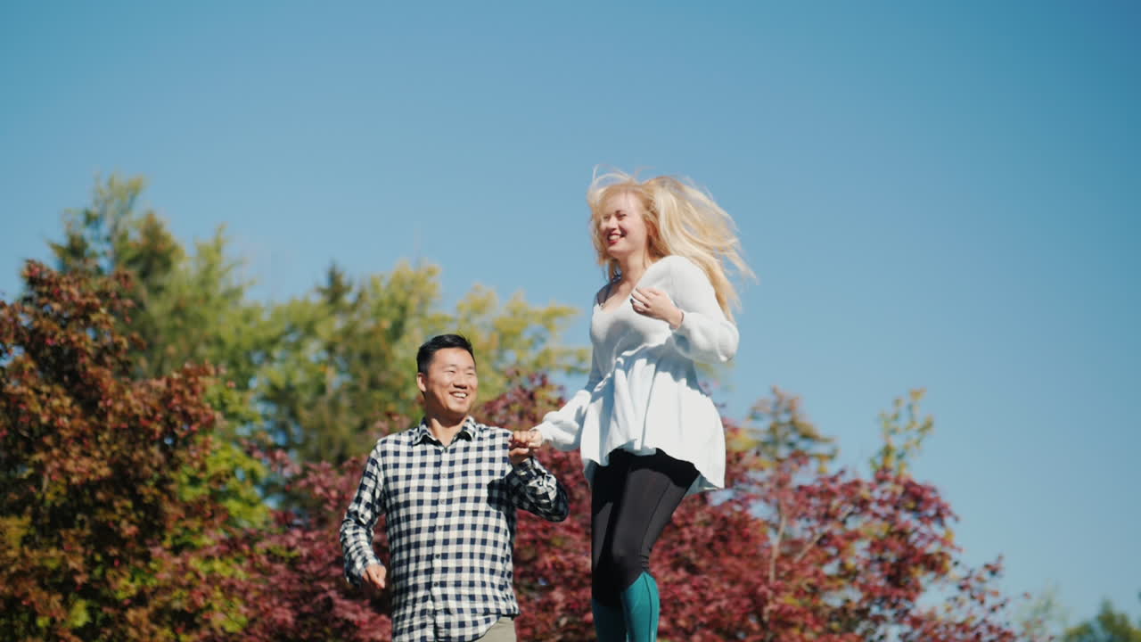 트램폴린에서 점프하는 커플