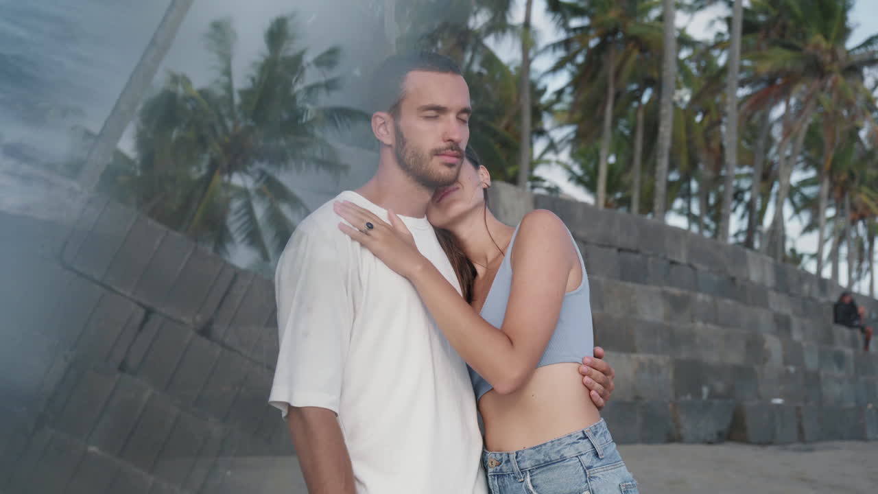 una pareja enamorada abrazándose en una isla tropical.