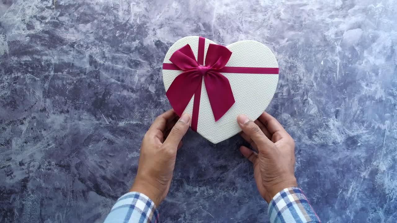 심장 모양 의 선물 상자 를 들고 있는 손 들