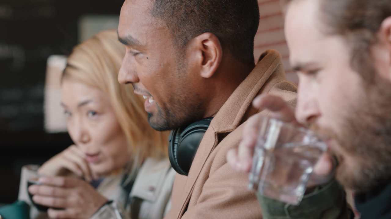 행복한 친구 그룹이 커피 ⁇ 에서 대화를 나누고 대화를 나누고 카페에서 재미를 느끼며 사교를 즐기고 있습니다.