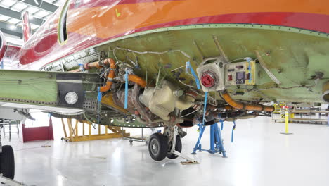 Detail-Eines-Umgebungskontrollsystems-Eines-Flugzeugs-Während-Der-Wartung-Im-Hangar