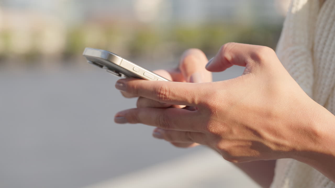 스마트 폰을 사용하는 여성