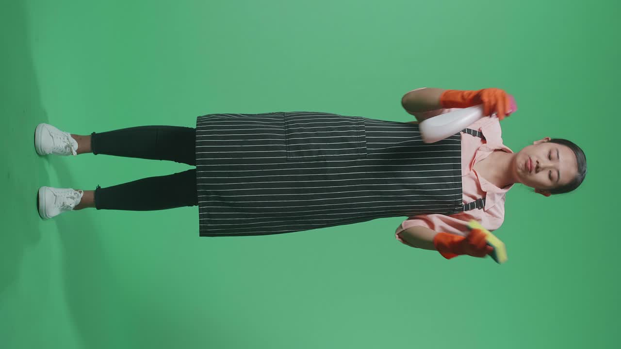 초록색 스크린에 아프론과 장갑을 입은 여자