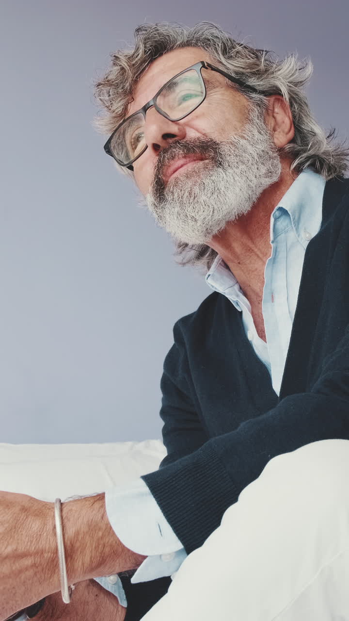 Ritratto di un uomo di mezza età con capelli e barba grigi