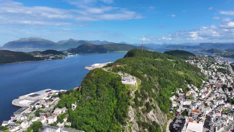 Vista-Aérea-De-La-Ciudad-Y-Las-Islas-De-Alesund,-Condado-De-More-Og-Romsdal,-Noruega-En-Un-Día-Soleado-De-Verano,-Disparo-De-Drones-A-60-Fps