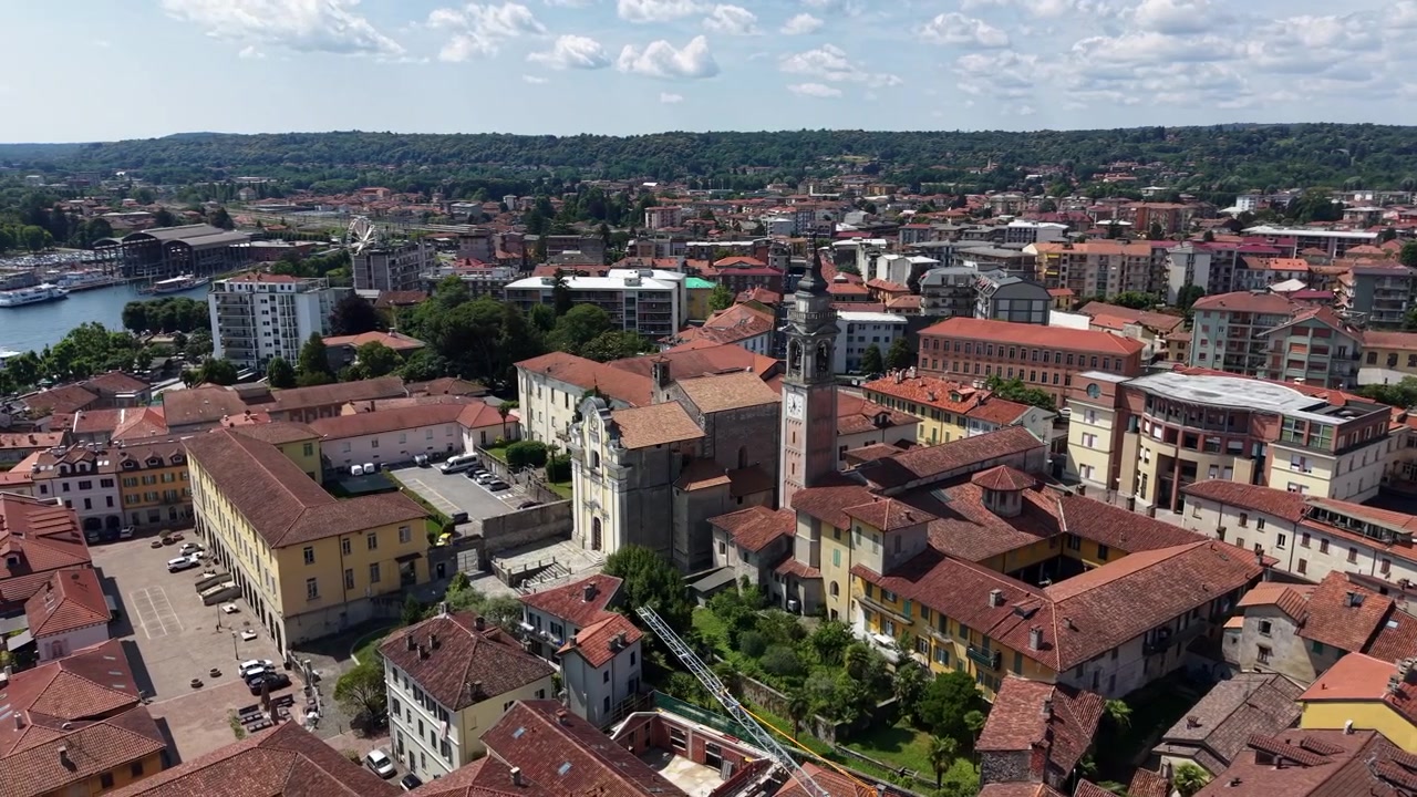 Ripresa aerea circolare della Chiesa della Natività della Beata Vergine Maria. Paesaggio urbano di Arona, Italia