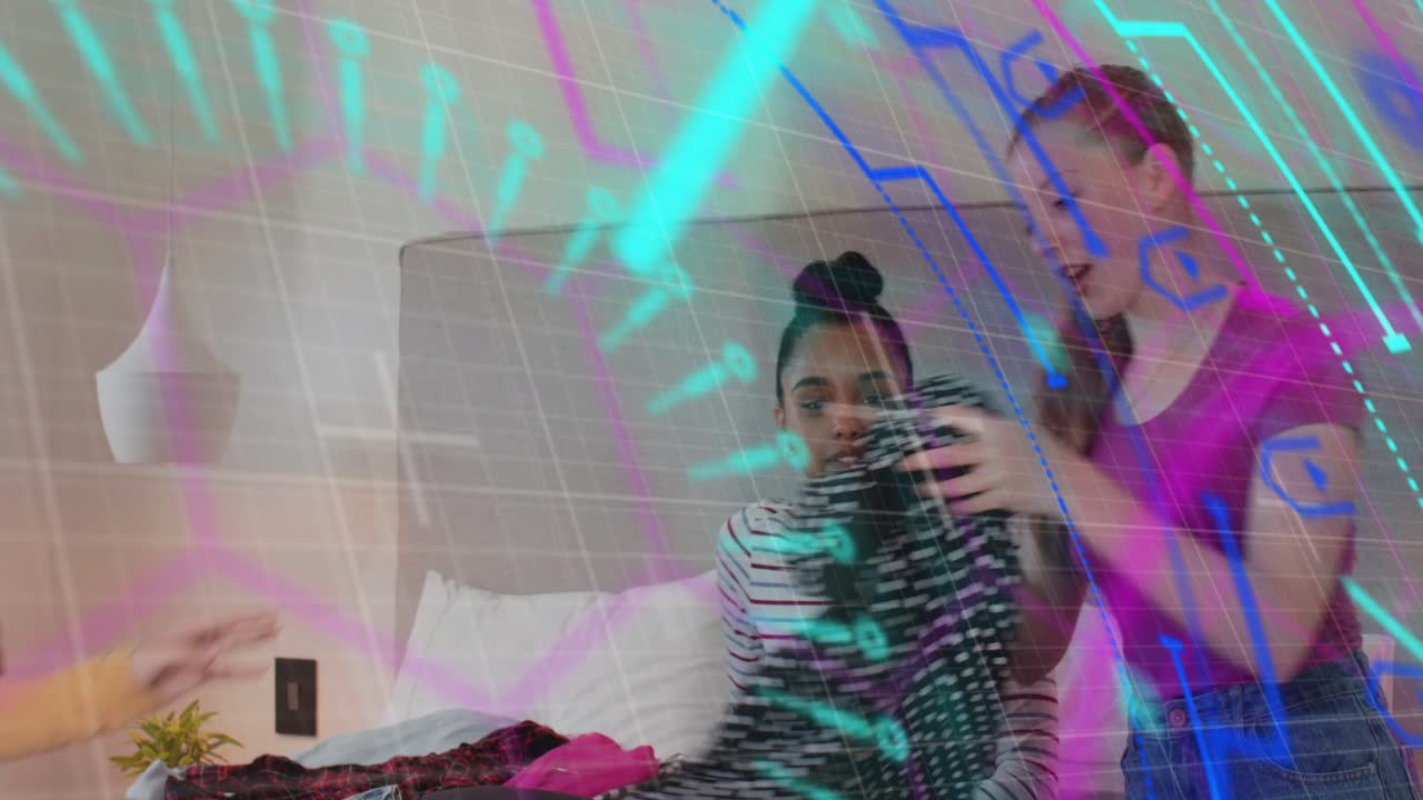 Due donne a letto che afferrano un plaid con macchie che illuminano gli outfit mentre una sovrapposizione neon pulsa sopra di loro