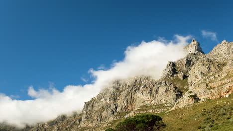 Die-Seilbahn-Fährt-Den-Tafelberg-Hinunter,-Wobei-Die-Berühmte-Tischdecke-Darüber-Hängt