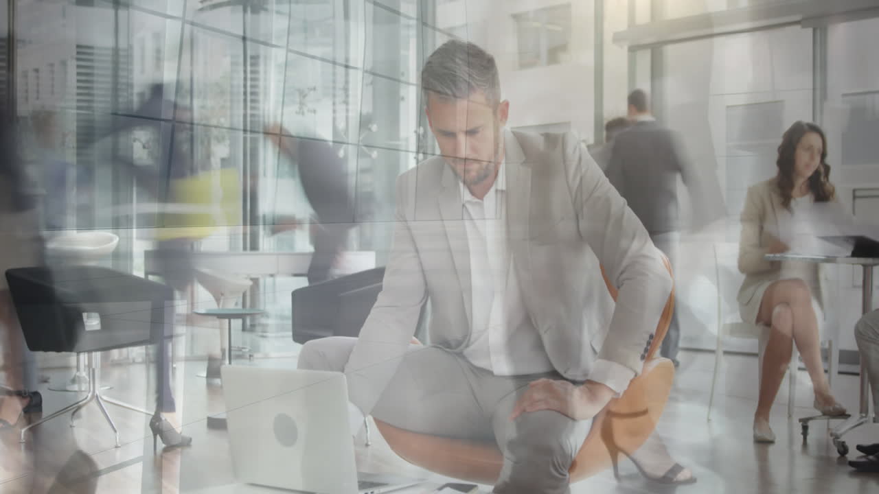 анимация людей, идущих в быстром темпе над кавказским бизнесменом, работающим