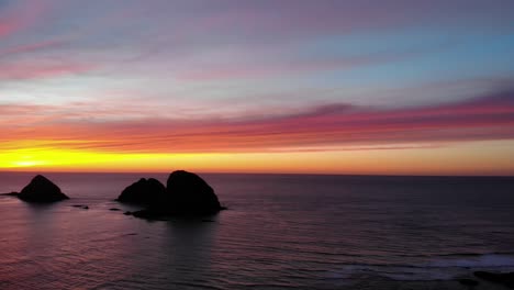 Drohne-Fliegt-Bei-Schönem-Sonnenuntergang-über-Den-Ozean