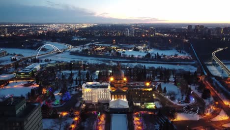 Crepúsculo-Aéreo-Por-La-Noche-Sobre-La-Ciudad-Capital-De-Edmonton,-Alberta,-Canadá,-Durante-La-Temporada-Navideña-De-La-Pandemia-De-Covid19,-Sin-Apenas-Gente-Afuera,-Dolly-Vuele-Sobre-Edificios-Gubernamentales-Nuevos-Y-Antiguos-1-5