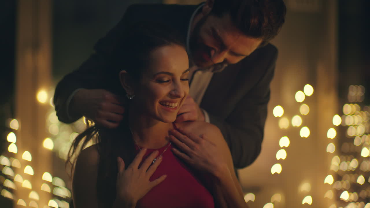 로맨틱한 저녁식사에서 목걸이를 입은 남자친구 여자친구 목