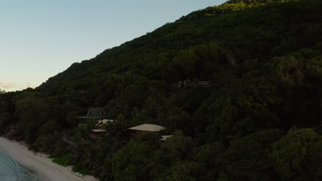 Wunderschöne-Immobilien-An-Der-Küste-Mit-Blick-Auf-Den-Indischen-Ozean-Auf-Den-Seychellen,-Afrika