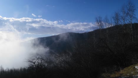 niebla rodando en un valle de montaña