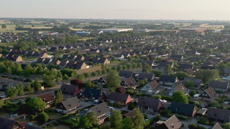 Vogelperspektive-Auf-Das-Wohngebiet-In-Staffanstorp,-Schweden-Mit-Malerischer-Landschaft-Im-Hintergrund