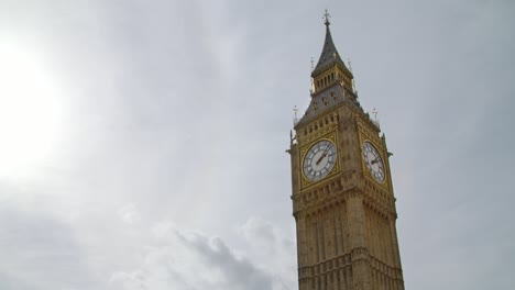 Clouds-Moving-Quickly-Past-Elizabeth-Tower