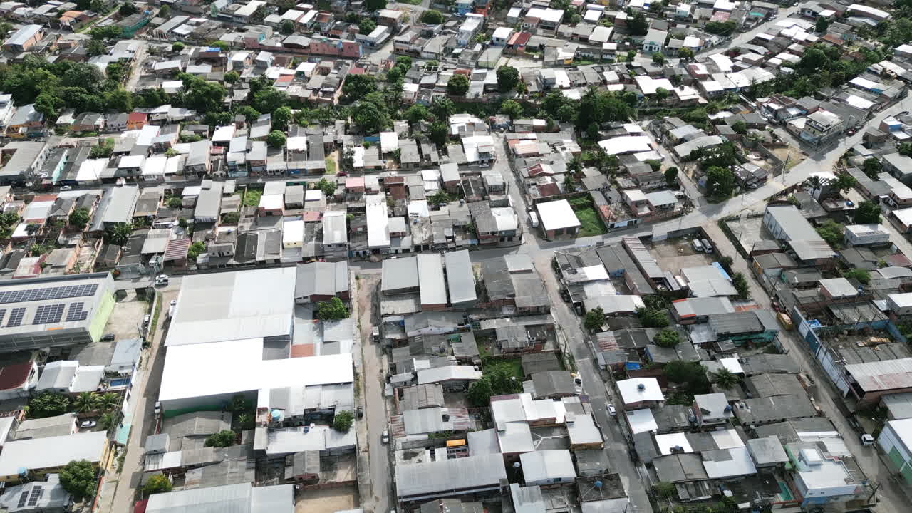 sobrevuelo aéreo de las pequeñas casas y barrios de manaus, brasil durante el día