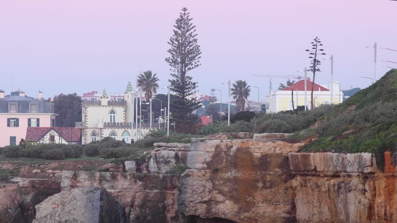 amplia vista de la costa de cascas con algunos edificios portugueses al fondo, cerca de la ciudad de lisboa, portugal.