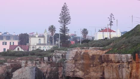ampla vista da costa de cascas com alguns edifícios portugueses ao fundo perto da cidade de lisboa, portugal