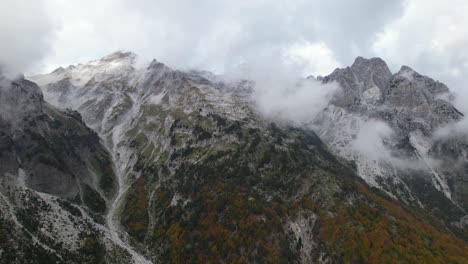 montañas favoritas de los alpinistas en los alpes de albania, ideales para escalar y caminar en colores otoñales