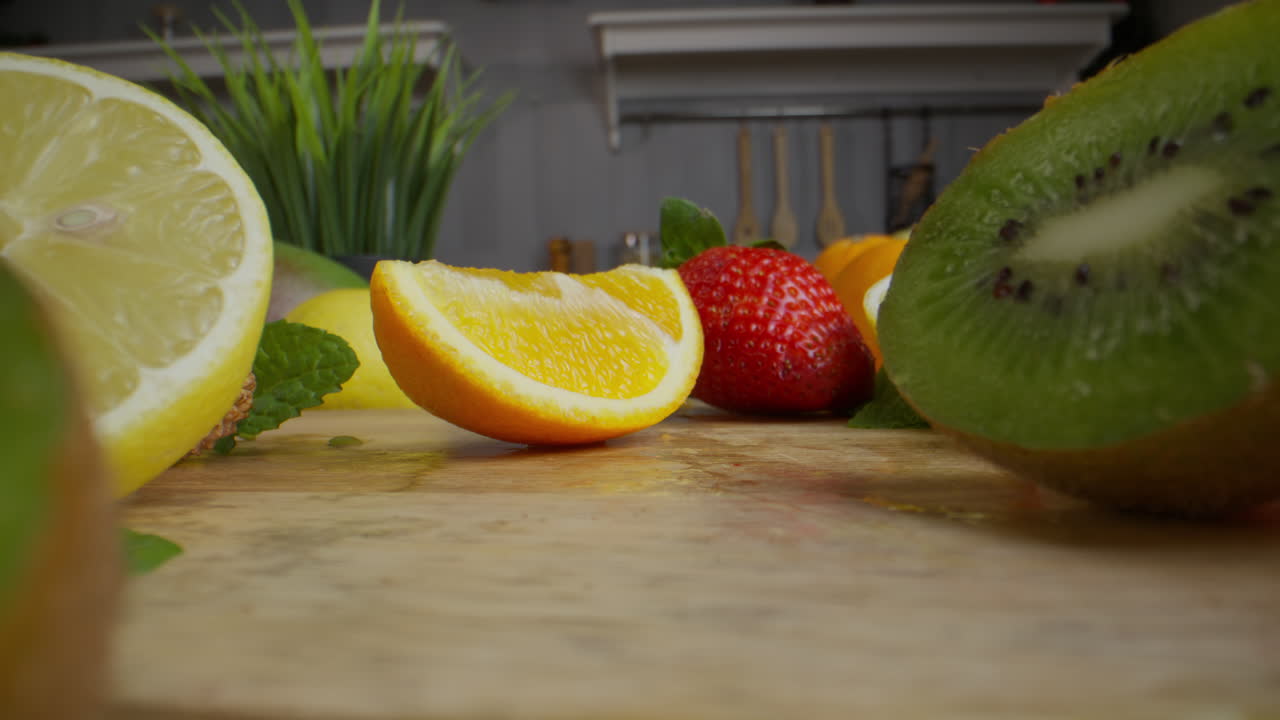 Fargerik fersk frukt på en kjøkkenbenk
