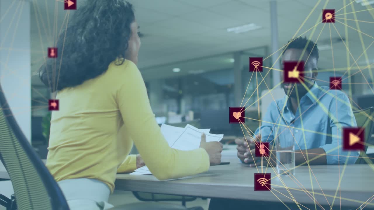 animación de iconos conectados que forman globos sobre diversos compañeros de trabajo discutiendo y estrechando la mano