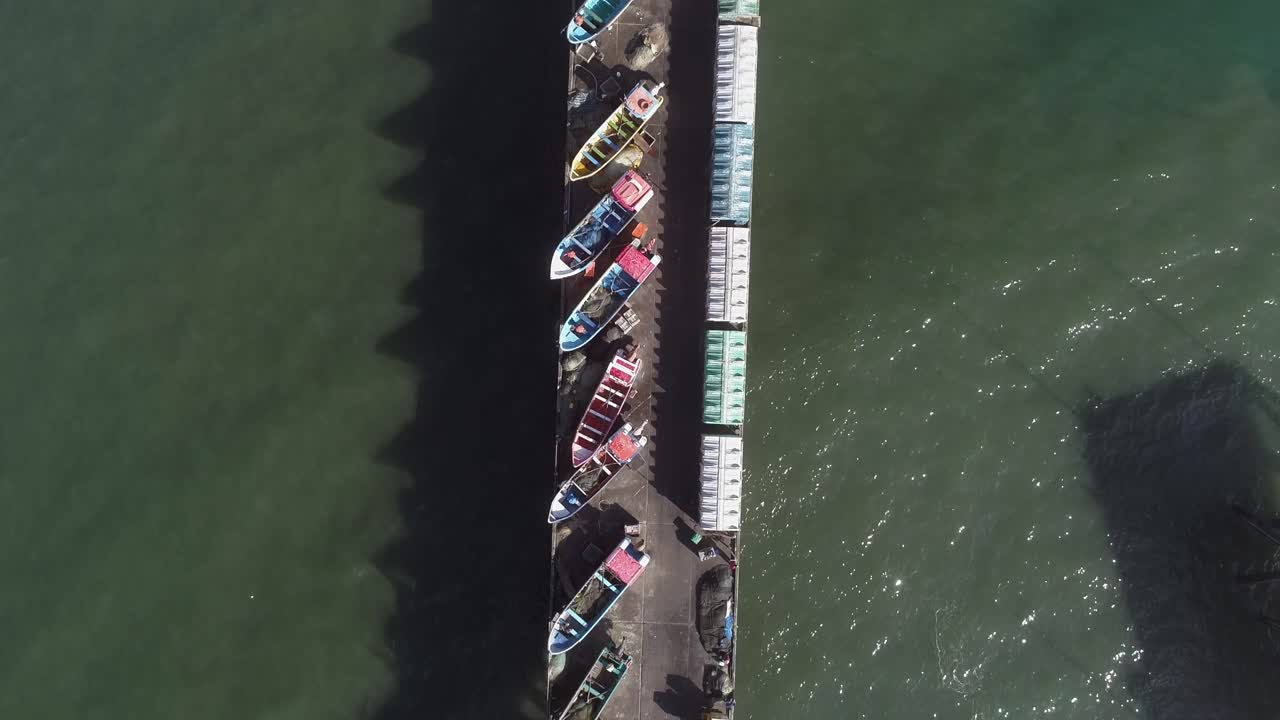 여름에는 칠레, 마울레, 헌법의 푸에르토 마길린스에 있는 보트와 레스토랑