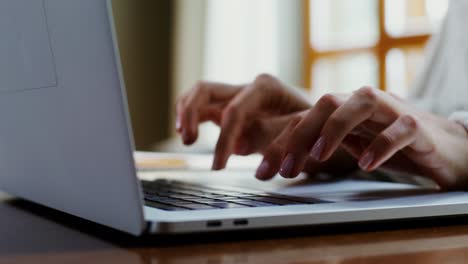 mujer trabajando en computadora portátil