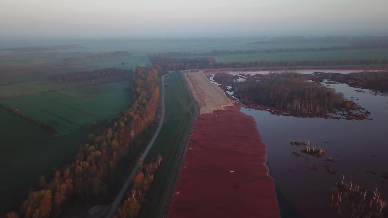 Luftfoto af det tågede landskab med rødt mudder, giftige røde slamaflejringer, Stade, Niedersachsen, Tyskland