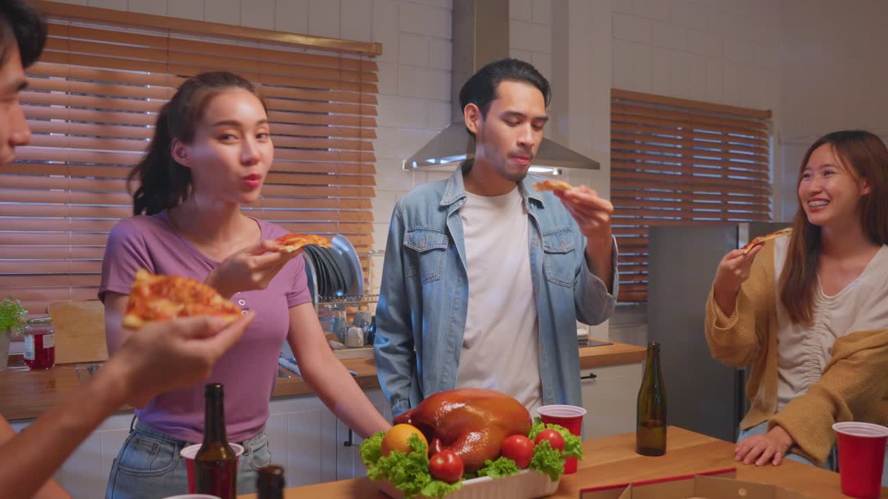 친구 들 이 편안 한 부 에서 피자 와 음료 를 즐기고 있다
